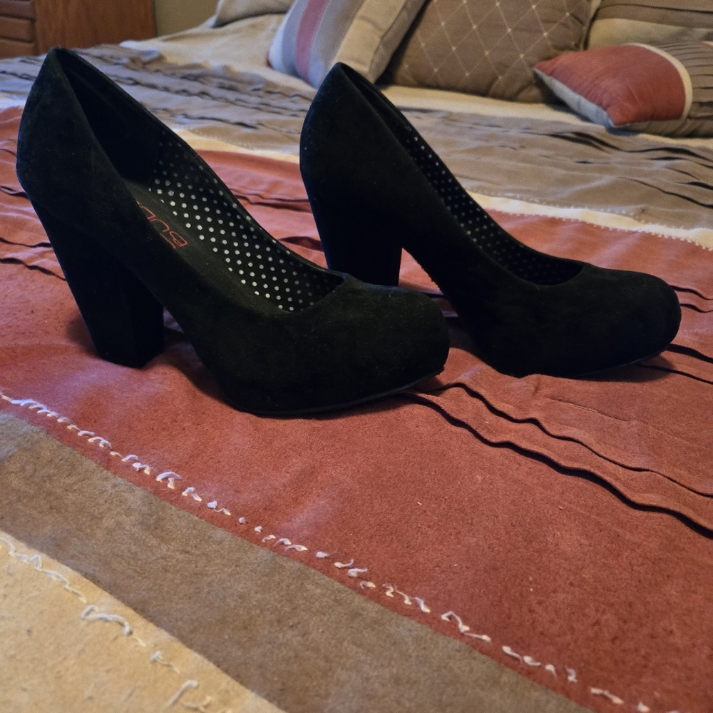 Chic Black  faux ( feels like velvet)Suede Heels. Size 7.5